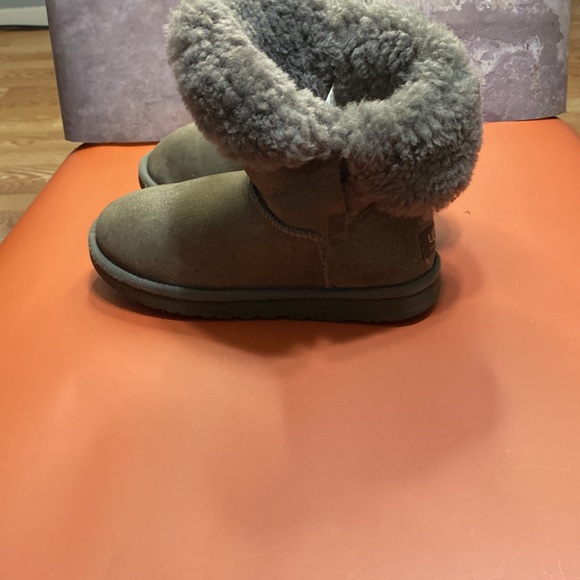 Ugg boots SZ 8 - Picture 2 of 6